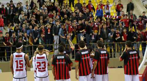 Taraftara büyük jest