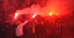 Taraftardan meşaleli uğurlama