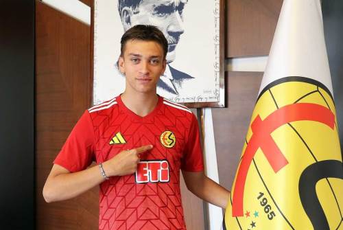 Taraftardı artık profesyonel oldu