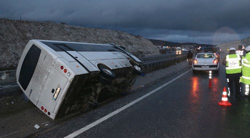 Taraftarı taşıyan otobüs devrildi, 8 yaralı