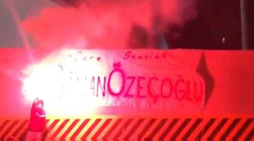 Taraftarlardan Sinan Özeçoğlu'na beste