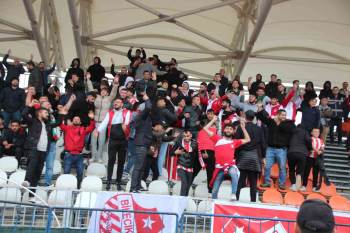 Taraftarların Otobüs İsyanı, Yağmurda Kilometrelerce Yürüdüler
