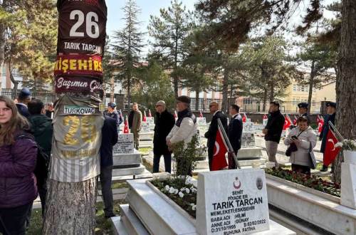 Tarcan’ın kabristanında Es Es formaları asılı