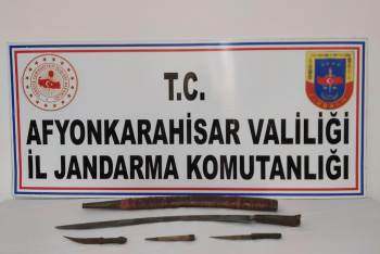 Tarih Eser Olan Kılıç Ve Hançerleri Satamadan Jandarmaya Yakalandı
