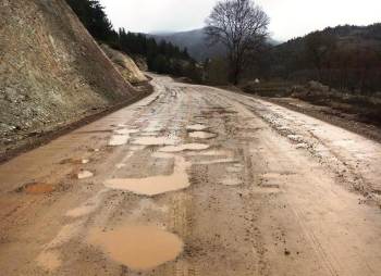 Tarihi Eğrigöz Kalesi’Ne Giden Köy Yolu Köstebek Yuvasına Döndü
