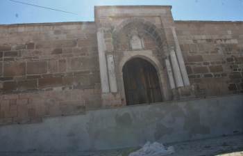 Tarihi Kervansarayın Taş Duvarını Sıvayanlar Hakkında Suç Duyurusunda Bulunulacak
