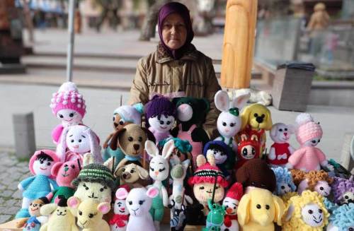 Tarihi Odunpazarı’nda örgü bebeklerle aile ekonomisine katkı