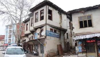 Tarihi Ve Kültürel Eserlerin Olduğu Taşhan Meydanı İyileştiriliyor
