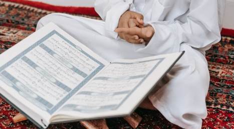 Tarık Suresi Okunuşu, Türkçe Anlamı, Arapça Yazılışı, Fazileti ve Faydaları (Diyanet Meali & Dinle)