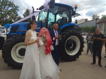Tarımsal Kooperatif Başkanı Damat Olunca Gelin Arabası Da Traktör Oldu
