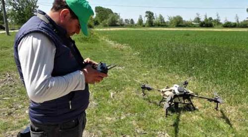 Tarla ilaçlamak için dron aldılar, şimdi...