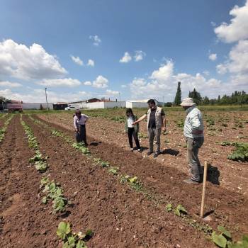 Tarlada Çalışan Çiftçileri Ziyaret Etti
