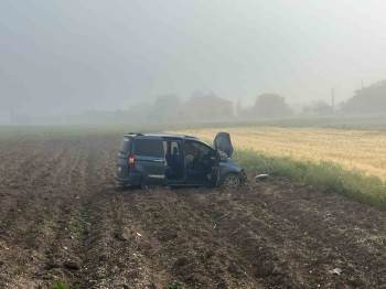 Tarlaya Giren Hafif Ticari Araçta 3 Kişi Yaralandı

