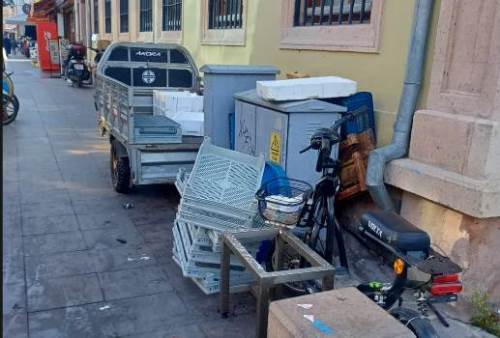 Taşbaşı’nda kaldırım işgali vatandaşları zorluyor