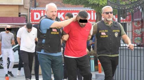 Taşları bağlamışlar, itler serbest