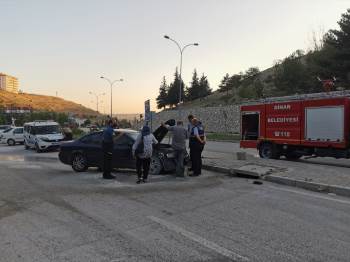 Tatil Yolunda Mola Veren Ailenin Park Halindeki Otomobili Yandı
