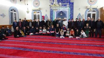 Tatilde Camiye Gittiler, Hediyelerini Aldılar
