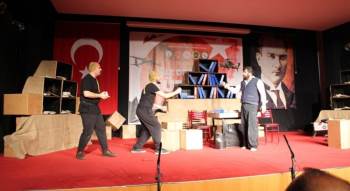 Tavşanlı’Da ‘En Büyük Haber’ İsimli Tiyatro Oyunu Sergilendi
