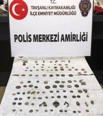Tavşanlı’Da 153 Parça Tarihi Obje Ve Sikke Ele Geçirildi
