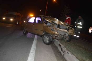 Tavşanlı’Da Elektrik Direğine Çarpan Sürücü Yaralandı
