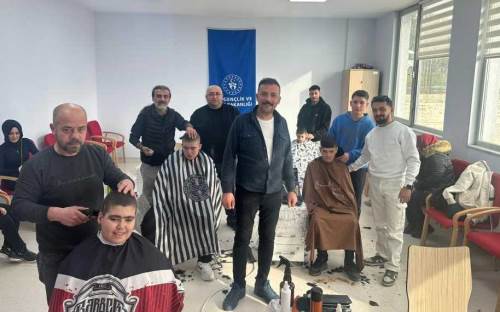 Tavşanlı’da engelli çocuklara kuaför sürprizi