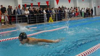 Tavşanlı’Da Kapalı Yüzme Havuzu Açıldı
