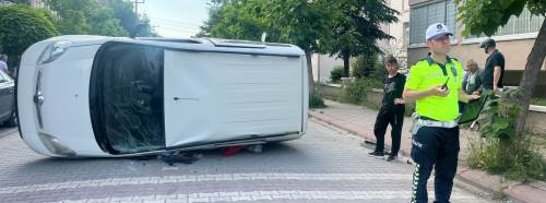 Tavşanlı’da otomobil yan yattı: 2 yaralı