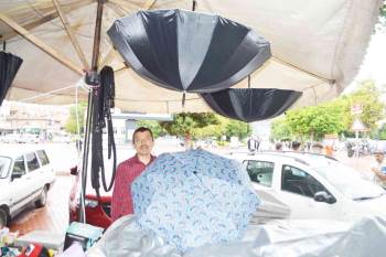 Tavşanlı’Da Yağan Yağmurla Birlikte Şemsiye Satışları Da Arttı
