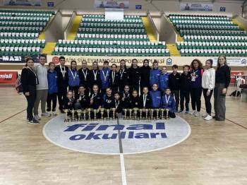 Tavşanlı Karate Okulu 2023 Yılına 18 Kupa İle Girdi
