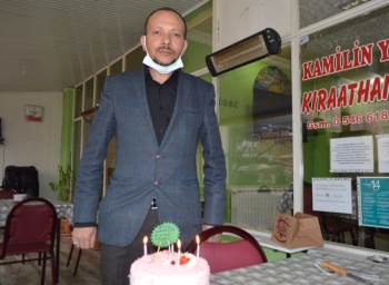 Tavşanlılı Esnaf Pasta Keserek ’Koronasız’ Günler Diledi
