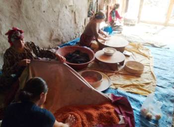 Tavşanlılı Kadınlar Kışlık Yiyecek Hazırlığında
