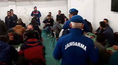 Tavuk çiftliğine 'şok' kumar baskını: 91 kişi...