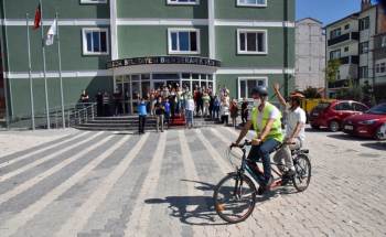 Tayini Çıkan Görme Engelli Belediye Çalışanı Tandem Bisikletiyle Evine Uğurlandı
