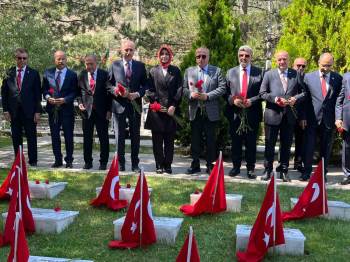 Tbmm Başkanı Kurtulmuş, Yüzbaşı Agah Efendi’Yi Kabri Başında Andı
