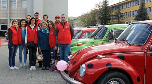 TEBESSÜMLERİNE PAHA BİÇİLEMEZ