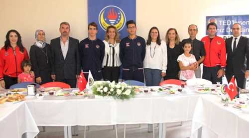 TED'li öğrenciler Tokyo havuzunda