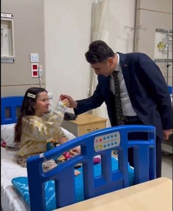 Tedavi Gören Minik Kız Çocuğuna Sürpriz Yaptı
