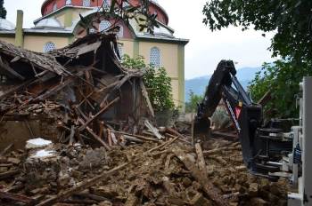 Tehlike Saçan Metruk Binalar Yıkılıyor
