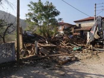 Tehlike Saçan Metruk Binalar Yıkılıyor
