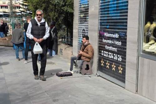 Tek ayağıyla hayata tutunan sanatçı sokakları şenlendiriyor