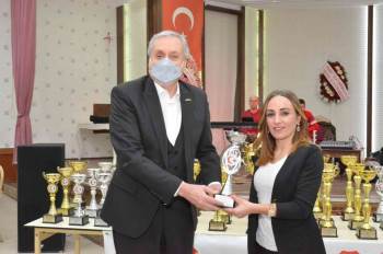 Tek Kadın Yarışmacının ’Posta’ Güvercini 200 Kilometre Uçarak Birinci Oldu
