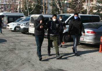 Tekel Bayisine Giren 2 Şahıs 30 Bin Tl’Lik Soygun Yaptı
