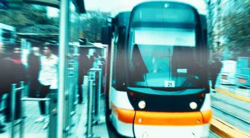 Teksas değil Eskişehir: Tramvayda silahlı bıçaklı saldırı