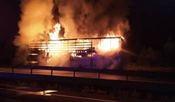 Tekstil Ürünleri Yüklü Tır Çıkan Yangında Tamamen Yandı
