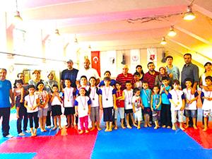 Tekvandocuları madalya sevinci