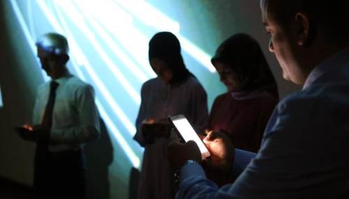 Telefon ekranına uzun süre bakmak gözleri nasıl etkiliyor?