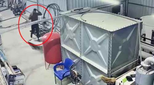 Telefonla konuşan işçi öyle bir hata yaptı ki...