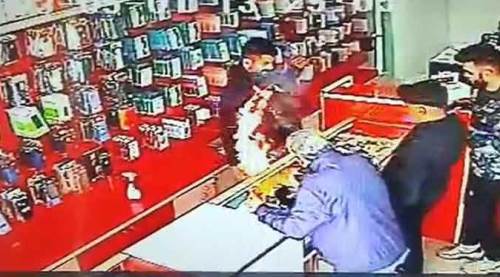 Telefonun bataryası bomba gibi patladı!