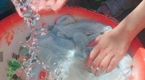 Temizlik sanırken zehirlenmeyin! Çamaşır suyunda kritik hata: Sıcak su ve karışım uyarısı