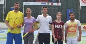 Tenis kortları hareketlendi